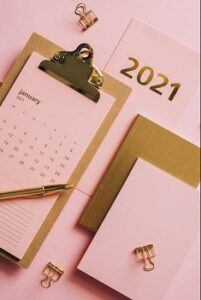 Clipboard and note paper with January 2021 calendar